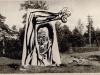 Временный памятник, воздвигнутый в Румбуле активистами Риги в 1964 году, с работой Кусковского на обоих сторонах фанерного листа. Власти через несколько месяцев демонтировали временный памятник. п.а. Эли Валк.