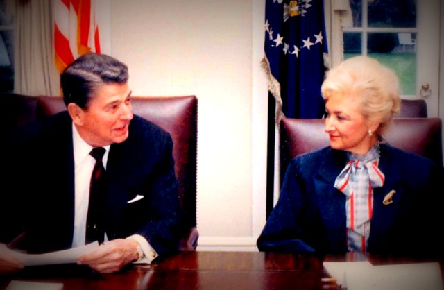 Шошана Кардин на встрече с президентом Рейганом.