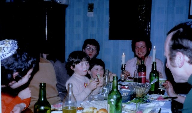 Юлий Эдельштейн проводит первый седер для учителей иврита и их детей, Москва, апрель 1982 года.