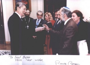 Президент Рейган вручает Иосифу Бегуну браслет с его именем, кюоторый Рейган носил, когда Бегун сидел в тюрьме. (архив "Запомним и сохраним")