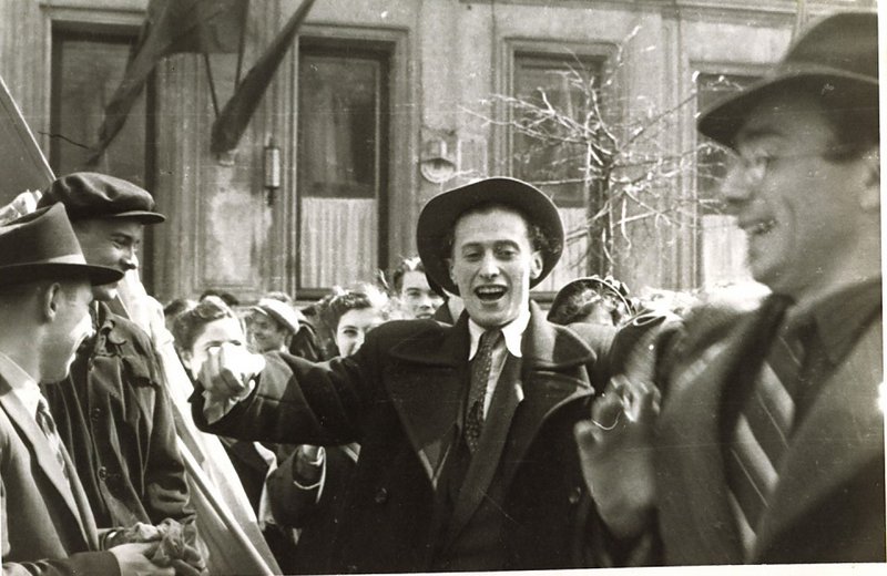 Давид Хавкин (слева), Илья Суслов и Яков Коган танцуют на улице Москвы после предупреждения не собираться возле синагоги, 1955 год. Давид Хавкин (слева), Илья Суслов и Яков Коган танцуют на улице Москвы после предупреждения не собираться возле синагоги, 1955 год.