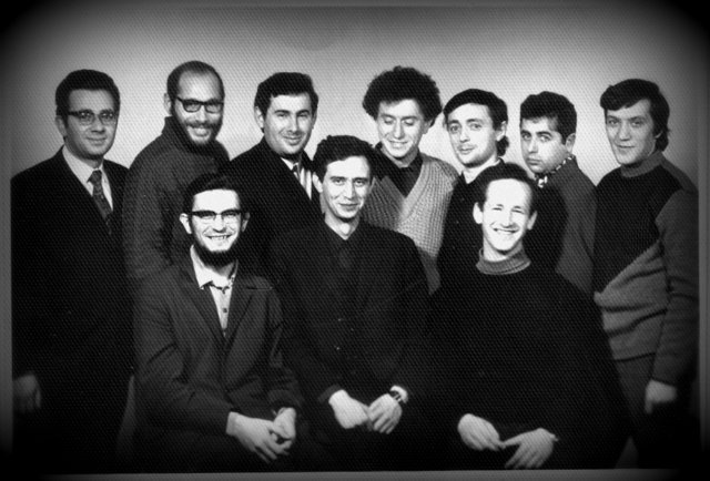 Московские преподаватели иврита. Стоят (слева направо): Борис Айбиндер, Дан Рогинский, Исраэль Палхан, Натан Либгобер, Зеев Шахновский, Михаил Гольдблат, Алексей Левин; сидят: Сергей Гурвиц, Леонид Иоффе, Зеев Золотаревский.