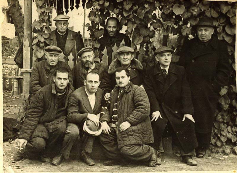 В исправительно-трудовом лагере общего режима, 1960 год. В первом ряду слева направо: Дов Шперлинг, Давид Хавкин, Иосиф Шнайдер; во втором ряду: Краснов, Цви Ременник, ?, Ашер Юделевич (бундовец); в третьем ряду Меир Дразнин, ?, Шимон Подольский (архив Давида Хавкина). В исправительно-трудовом лагере общего режима, 1960 год. В первом ряду слева направо: Дов Шперлинг, Давид Хавкин, Иосиф Шнайдер; во втором ряду: Краснов, Цви Ременник, ?, Ашер Юделевич (бундовец); в третьем ряду Меир Дразнин, ?, Шимон Подольский (архив Давида Хавкина).