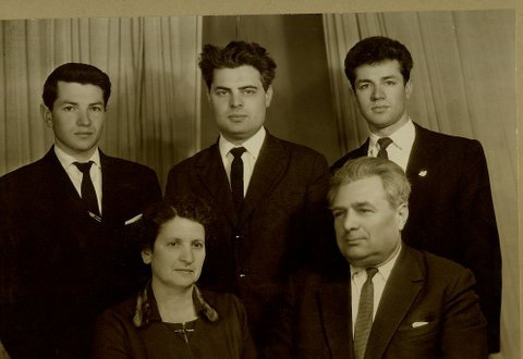 Сидят (слева направо) Сима Галинская и Михаил Кошаровский, стоят Юлий, Даниил, Леонид Кошаровские, Свердловск, 1965 год.