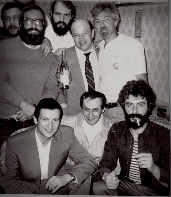 На проводах Эдельштейна, слева направо стоят: Лев Суд, Леонид Вольвовский, Зеев Гейзель, Виктор Фульмахт, Юлий Кошаровский; сидят: Юлий Эдельштейн, Михаил Холмянский, Роман Спектор.