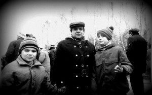 Михаил Членов с сыновьями Мотей (слева) и Марком (справа) на митинге против антисемитизма на Востряковском кладбище, Москва, 1987 год.