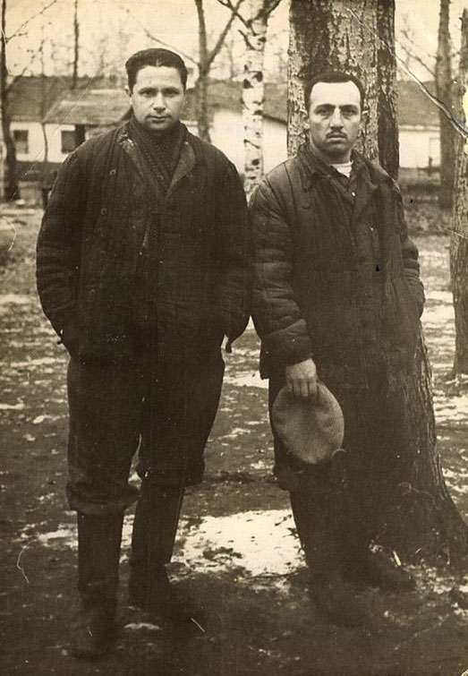 Михаил Кауфман (слева) и Давид Хавкин в исправительно-трудовом лагере, 1959 год. Михаил Кауфман (слева) и Давид Хавкин в исправительно-трудовом лагере, 1959 год.