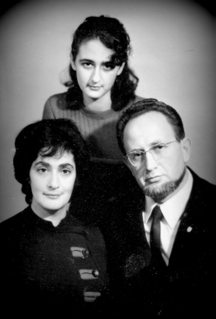 Слева направо:Елена, Марина, Виктор Польские