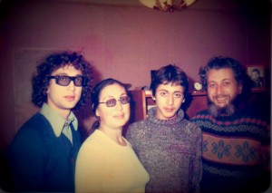 Семья Слепаков, Москва,1973 год. Слева-направо: Александр, Мария, Леонид и Владимир. Персональный архив Владимира Слепака. Семья Слепаков, 1973 год. Слева-направо: Александр, Мария, Леонид и Владимир. Персональный архив Владимира Слепака.