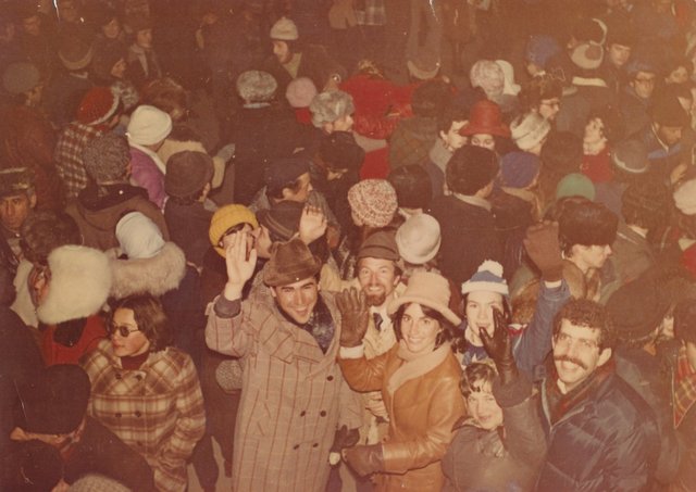 На "горке" во время праздника Симхат Тора (дарования Торы). На переднем плане Наташа Ратнер, Александр Остронов, Юлий Кошаровский и гости из Соединенных Штатов. Москва, 1980 год.