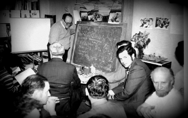 Заседание семинара. Справа - Марк Азбель, слева от него - нобелевский лауреат Кеннет Вильсон.