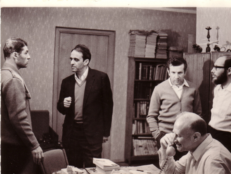 june 1973 Hunger strike for scientists-refuseniksinLuntz apt co roginsky Во время голодовки на квартире А. Лунца, Москва, июнь 1973 года. Слева-направо: Александр Воронель, Александр Лунц, Виктор Брайловский, Марк Азбель, Дан Рогинский. (п.а. А. Лунц).