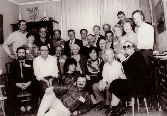 Подготовительная встреча участников симпозиума по секретности. Третий слева в последнем ряду -Милан Менжерицкий, третья справа в последнем ряду - Циля Ройтбурд-Менженицкая. Подготовительная встреча участников симпозиума по секретности. Третий слева в последнем ряду -Милан Менжерицкий, вторая справа в последнем ряду - Циля Ройтбурд-Менженицкая.