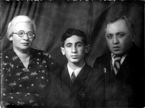 Dora, Boris, Shimon Podolsky, POZs, arrested in 1958 for zionist activities. Dora and Shimon arrived in Israel in 1969, Boris Podolsky - in 1971. Photo: Moscow, 1954, co Lida Podolsky Dora, Boris, Shimon Podolsky, POZs, arrested in 1958 for zionist activities. Photo: Moscow, 1954