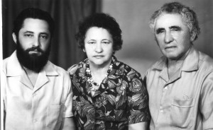 David with parents Pesya and Iser Chernoglas July 1975 Давид Мааян с родителями Песей и Исером Черноглаз