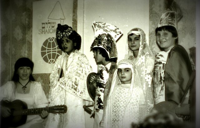 Kids on Purim Spil Çhildrens purimspil, directed by Ludmila Kaganova (left), Moscow.